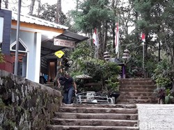 Evakuasi Jenazah Pendaki Wanita di Gunung Lawu Terkendala Cuaca Buruk