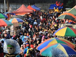 Warga Tumpah Ruah di Kanal Banjir Timur Pagi Tadi, Ini Kata Satpol PP Jaktim