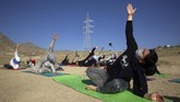 Rayakan Hari Yoga Internasional Saat Pandemi Afghan enthusiasts perform yoga to mark International Yoga Day during the COVID-19 pandemic lockdown, on the outskirts of Kabul, Afghanistan, Sunday, June 21, 2020. (AP Photo/Rahmat Gul)