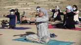 Rayakan Hari Yoga Internasional Saat Pandemi Afghan enthusiasts women perform yoga to mark International Yoga Day during the COVID-19 pandemic lockdown, on the outskirts of Kabul, Afghanistan, Sunday, June 21, 2020. (AP Photo/Rahmat Gul)