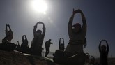 Rayakan Hari Yoga Internasional Saat Pandemi Afghan enthusiasts perform yoga to mark International Yoga Day during the COVID-19 pandemic lockdown, on the outskirts of Kabul, Afghanistan, Sunday, June 21, 2020. (AP Photo/Rahmat Gul)
