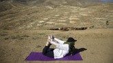 Rayakan Hari Yoga Internasional Saat Pandemi An Afghan enthusiast performs yoga to mark International Yoga Day amid the COVID-19 pandemic lockdown, on the outskirts of Kabul, Afghanistan, Sunday, June 21, 2020. (AP Photo/Rahmat Gul)