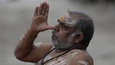 Rayakan Hari Yoga Internasional Saat Pandemi A Hindu holy man performs yoga at Sangam, the confluence of rivers the Ganges and the Yamuna in Prayagraj, India, Sunday, June 21, 2020. Sunday marked International Yoga Day. (AP Photo/Rajesh Kumar Singh)