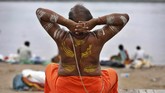Rayakan Hari Yoga Internasional Saat Pandemi A Hindu holy man performs yoga at Sangam, the confluence of rivers the Ganges and the Yamuna in Prayagraj, India, Sunday, June 21, 2020. Sunday marked International Yoga Day. (AP Photo/Rajesh Kumar Singh)