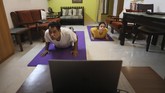 Rayakan Hari Yoga Internasional Saat Pandemi A couple practices Yoga in their home to mark International Yoga day through an online class in New Delhi, India, Sunday, June 21, 2020. (AP Photo/Manish Swarup)