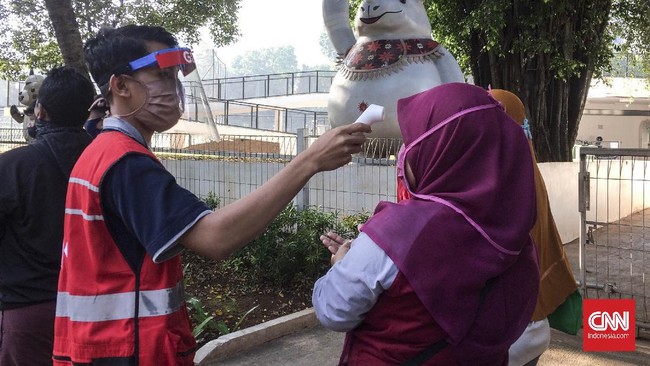 Warga DKI Jakarta yang ingin berolahraga terlihat memedati Gelora Bung Karno, Jakarta Selatan