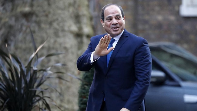 President of Egypt Abdel Fattah el-Sisi gestures as he walks to 10 Downing Street in central London on January 21, 2020, ahead of their meeting. (Photo by Tolga AKMEN / AFP)