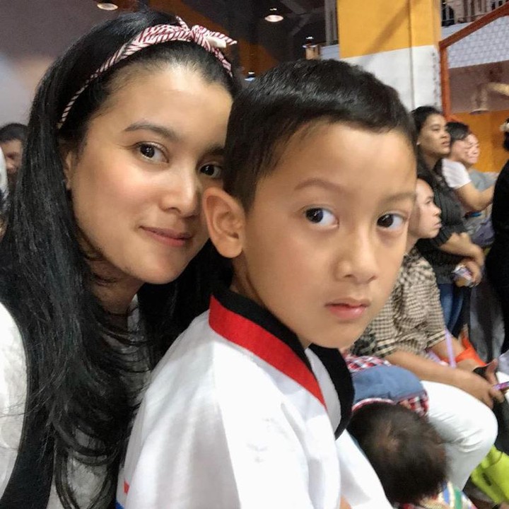 Kini, Kana tumbuh jadi anak yang aktif dalam berbagai kegiatan. Termasuk ikut taekwondo nih. Pada beberapa waktu lalu, Kana yang sudah di tingkatan sabuk kuning sedang ikut ujian lho. (Foto: Instagram @marcella.zalianty)