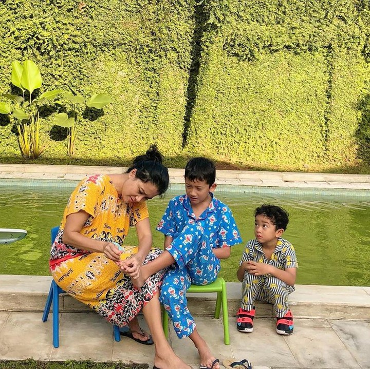 Meski sudah besar, ternyata Kana masih suka dimanja sama Bunda nih. Urusan potong kuku memang Bunda ahlinya ya. (Foto: Instagram @marcella.zalianty)