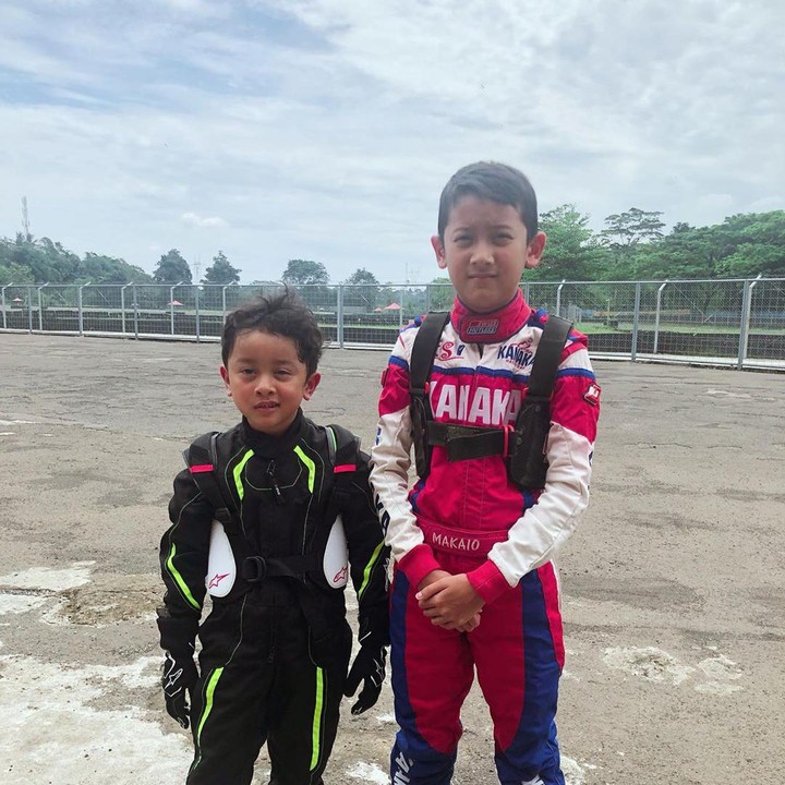 <div>Senyum manis Kana tersungging nih, ketika latihan balap bareng sama adik Magali. Kedua anak Marcella sepertinya suka balapan juga seperti sang ayah nih. (Foto: Instagram @marcella.zalianty)</div><div> </div>