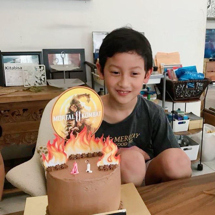 Kana tetap bahagia meski harus merayakan ulang tahun pada 19 Juni lalu, hanya berempat saja dengan ayah, ibu, dan adiknya. (Foto: Instagram @marcella.zalianty)