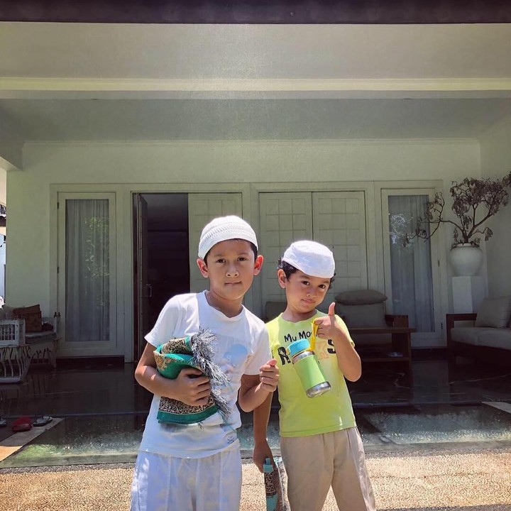 Kana dan Magali sedang siap-siap salat Jumat. Foto diambil jauh sebelum ada pandemi Corona ya, Bunda. Semoga Kana dan Magali jadi anak yang saleh kebanggaan ayah dan bunda. (Foto: Instagram @anandamicola27)