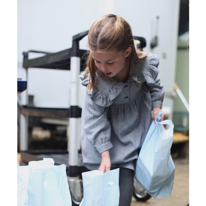 <p>Sekitar sebulan lalu, Putri Charlotte ikut melakukan pekerjaan sukarela. Ia membagikan produk perawatan homemade kepada warga yang terdampak Corona atau COVID-19. (Foto: Instagram @kensingtonroyal)</p>
