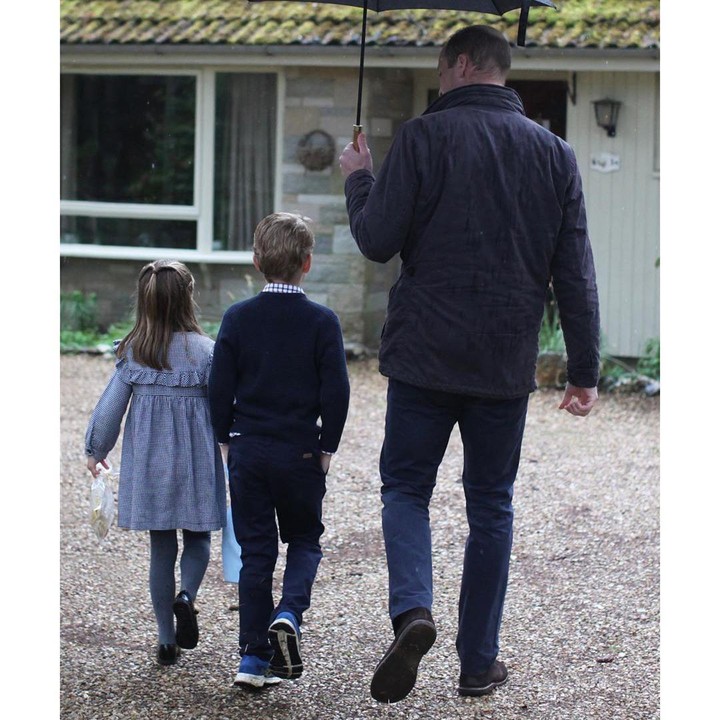 <p>William mengajak Charlotte dan George berpartisipasi dalam kegiatan sukarela. Ketiganya mengunjungi Estate Sandringham untuk menyiapkan paket makanan dan diberikan pada para pensiunan yang terisolasi, Bunda. Keren banget kan? (Foto: Instagram @kensingtonroyal)</p>