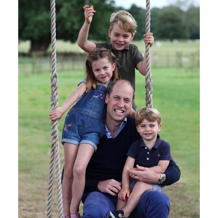 <p>Lockdown di Ingggris tak membuat ketiga anak William-Kate bosan, Bunda. Baru-baru ini, ketiganya menghabiskan waktu bersama sang ayah. (Foto: Instagram @kensingtonroyal)</p>