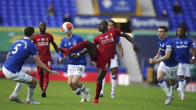 Liverpool's Sadio Mane, center, controls the ball during the English Premier League soccer match between Everton and Liverpool at Goodison Park in Liverpool, England, Sunday, June 21, 2020. (AP photo/Jon Super, Pool)