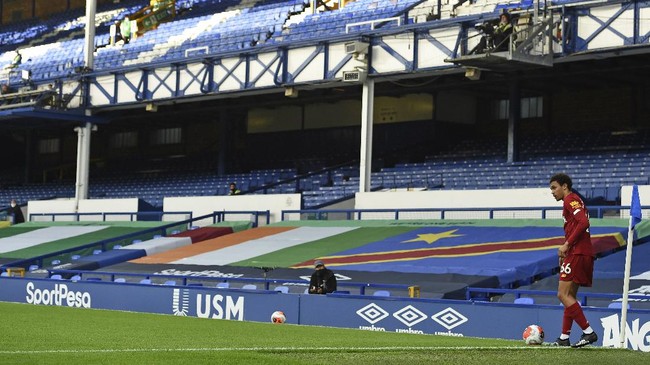 Liverpool's Trent Alexander-Arnold prepares to take a corner during the English Premier League soccer match between Everton and Liverpool at Goodison Park in Liverpool, England, Sunday, June 21, 2020. (Peter Powell/Pool via AP)