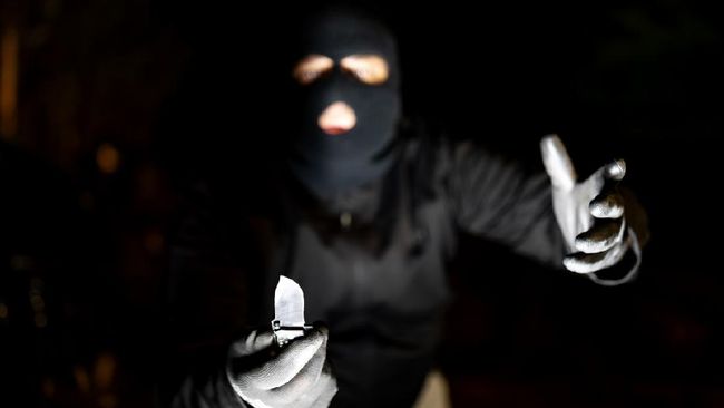 Bos Startup AS Ditemukan Tewas Termutilasi di Apartemen man holding knife in his hand