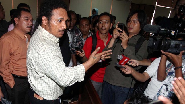 Terdakwa kasus pembunuhan bos PT Sanex Steel Tan Hari Tantono alias Ayung, John Kei mengikuti sidang dengan agenda pembacaan tuntutan di Pengadilan Negeri Jakarta Pusat, Selasa 412. John Kei dituntut 14 tahun penjara oleh Jaksa Penuntut Umum JPU, sementar