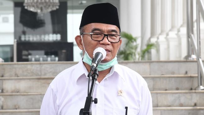 Menko PMK Muhadjir Effendy mengingatkan kepada warga terpapar Covid-19 agar tidak selalu dibawa ke rumah sakit maupun tempat isolasi yang disediakan pemerintah.