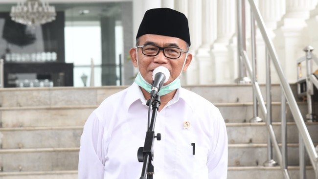 Menko PMK Muhadjir Effendy menyatakan aksi pencopotan label gereja di tenda pengungsian korban gempa Cianjur tak bisa dibenarkan.