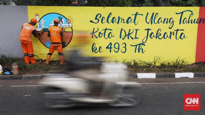 Pekerja Penanganan Sarana dan Prasarana Umum (PPSU) menyelesaikan mural HUT Jakarta Di kawasan Bukit Duri, Jakarta, Senin, 22 Juni 2020. Kota Jakarta merayakan hari ulang tahunnya yang ke-493 pada Senin (22/6). Namun, HUT Jakarta kali ini sangat berbeda dengan tahun-tahun sebelumnya, karena saat ini ada di tengah pandemi virus corona. CNN Indonesia/Safir Makki