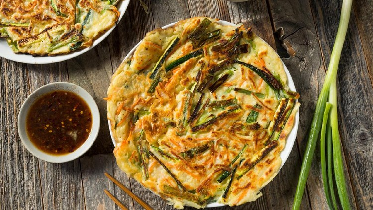 Pajeon atau pancake sayur Korea Homemade Korean Pajeon Scallion Pancakes with Dipping Sauce