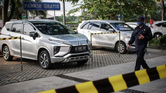Beberapa cara buat menghindari pencurian modus pecah kaca mobil yaitu, parkir di tempat ramai, jangan tinggalkan barang mewah, dan biarkan kaca sedikit terbuka.