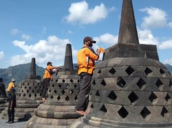 Saat Candi Borobudur Dibersihkan dari Abu Merapi
