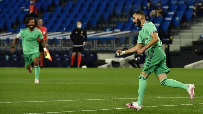 Real Madrid's Karim Benzema celebrates his goal during the Spanish La Liga soccer match between Real Sociedad and Real Madrid at Anoeta stadium, San Sebastian, Spain, Sunday, June 21, 2020. (AP Photo/Alvaro Barrientos)