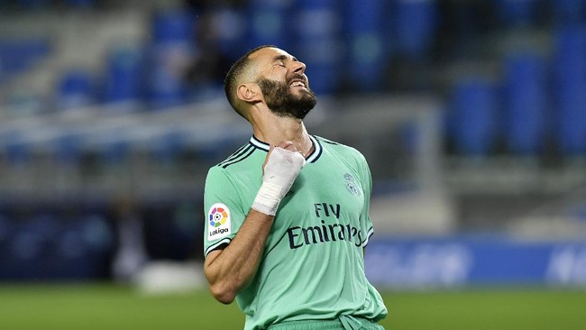 Real Madrid's Karim Benzema celebrates his goal during the Spanish La Liga soccer match between Real Sociedad and Real Madrid at Anoeta stadium, San Sebastian, Spain, Sunday, June 21, 2020. (AP Photo/Alvaro Barrientos)