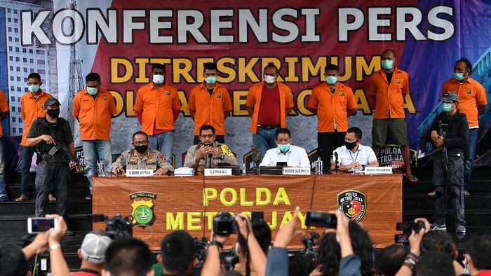 Kapolda Metro Jaya Irjen Pol Nana Sudjana (kedua kiri) didampingi Kabid Humas Kombes Pol Yusri Yunus (kiri), Dirreskrimum Kombes Pol Tubagus Ade Hidayat (kedua kanan) dan Wadirreskrimum AKBP Jean Calvijn Simanjuntak memberikan keterangan pers kasus kejahatan kelompok John Kei di Polda Metro Jaya, Jakarta, Senin (22/6/2020). Tim gabungan Polda Metro Jaya berhasil menangkap 30 orang yakni John Kei beserta anggota kelompoknya dalam kasus pengeroyokan, pembunuhan dan kekerasan di kawasan Duri Kosambi, Jakarta Barat dan Perumahan Green Lake City, Kota Tangerang, Banten pada Minggu 21 Juni 2020. ANTARA FOTO/Sigid Kurniawan/wsj.