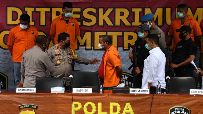 Polda Metro Jaya menyebut pelarian 8 anak buah John Kei yang masih buron ke luar Jakarta menyulitkan pihaknya melakukan penangkapan.