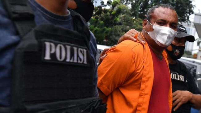 RILIS PENANGKAPAN KELOMPOK JOHN KEI Polisi membawa salah satu tersangka kejahatan John Kei saat rilis di Polda Metro Jaya, Jakarta, Senin (22/6/2020). Tim gabungan Polda Metro Jaya berhasil menangkap 30 orang yakni John Kei beserta anggota kelompoknya dalam kasus pengeroyokan, pembunuhan dan kekerasan di kawasan Duri Kosambi, Jakarta Barat dan Perumahan Green Lake City, Kota Tangerang, Banten pada Minggu 21 Juni 2020. ANTARA FOTO/Sigid Kurniawan/wsj.