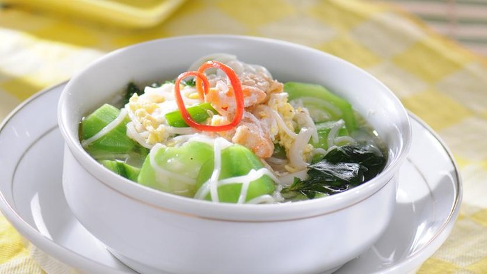 Sayur oyong or okra soup, usually served in clear chicken broth with rice vermicelli (bihun) or mung bean vermicelli (sohun), with slices of bakso (ground beef surimi)