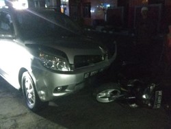 Tak Sabar Antre, Sebuah Mobil Tabrak Mesin dan 3 Orang di SPBU Solo
