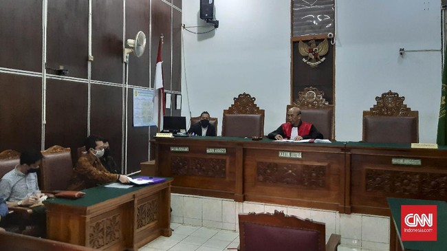 Sidang Praperadilan yang diajukan Ravio Patra atas sah atau tidaknya penangkapan, penggeledahan, dan penyitaan yang dilakukan aparat kepolisian di Pengadilan Negeri Jakarta Selatan ditunda. Pihak termohon yakni Polda Metro Jaya tidak menghadiri sidang perdana ini.