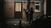 Teror Penusukan di Inggris Armed police officers stand by a door at a block of flats off the Basingstoke Road in Reading after an incident at Forbury Gardens park in the town centre of Reading, England, Saturday, June 20, 2020. Several people were injured in a stabbing attack in the park on Saturday, and British media said police were treating it as “terrorism-related.” (Steve Parsons/PA via AP)