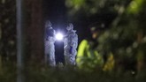 Teror Penusukan di Inggris Forensic officers work at Forbury Gardens park where a summer-evening stabbing attack took place Saturday, in Reading, England, early Sunday June 21, 2020. (Steve Parsons/PA via AP)