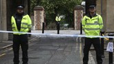 Teror Penusukan di Inggris Police stand guard at the Abbey gateway of Forbury Gardens park in Reading town centre following Saturday's stabbing attack in the gardens, Sunday June 21, 2020. Thames Valley Police said a 25-year-old man from the town has been arrested and they are not looking for anyone else. (Jonathan Brady/PA via AP)