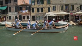 VIDEO: Para Pendayung Gondola Ramaikan Sungai Venesia