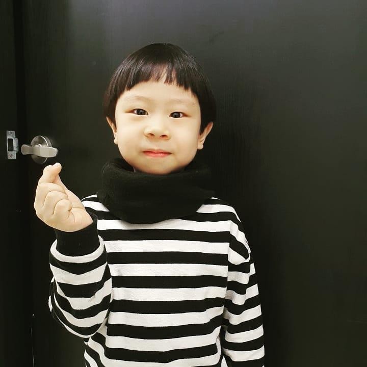 <p>Lihat saja, Kim Jun tampak menggemaskan ketika berfoto dengan jarinya yang membentuk hati ala orang Korea. Duh, uwu banget kan, Bunda. (Foto: Instagram @k_im_yul_jun)</p>