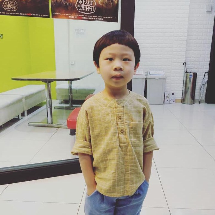 <p>Ditambah lagi, pemeran U-Ju ini sering foto dengan wajah datar dan berlagak seperti orang dewasa. Menggemaskan dan pingin nyubit pipinya kan? He-he-he. (Foto: Instagram @k_im_yul_jun)</p>