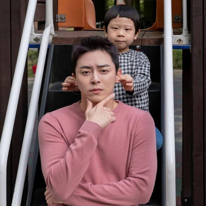 <p>Kedekatan antara U-Ju dengan ayahnya juga menjadi perhatian. Chemistry di antara keduanya benar-benar seperti ayah dan anak lho! (Foto: Instagram @jojungsuk)</p>