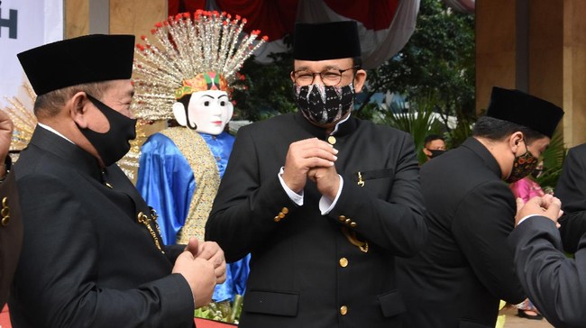 Gubernur DKI Jakarta Anies Baswedan (tengah) memberi salam usai memimpin upacara peringatan HUT ke-493 Kota Jakarta di halaman Balai Kota DKI Jakarta, Senin (22/6/2020). Upacara HUT Kota Jakarta yang diperingati setiap tanggal 22 Juni itu diselenggarakan dengan menerapkan protokol kesehatan COVID-19. ANTARA FOTO/Indrianto Eko Suwarso/hp.