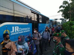 150 Bus Disiagakan Urai Kepadatan Penumpang KRL Bogor, Begini Skemanya