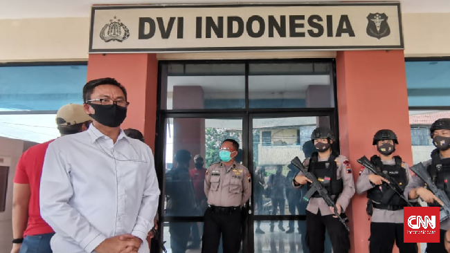 Direskrimum Polda Jateng Kombes Pol Wihastono Yoga Pranoto menyerahkan jenazah pelaku penyerangan di Karanganyar ke pihak keluarga. (CNN Indonesia/Damar Sinuko)