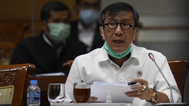 Menteri Hukum dan Hak Asasi Manusia Yasonna Laoly  mengikuti rapat kerja bersama Komisi III DPR di Kompleks Parlemen Senayan, Jakarta, Senin (22/6/2020). Raker tersebut membahas persiapan kenormalan baru di lembaga pemasyarakatan (LP) dan Imigrasi. ANTARA FOTO/Puspa Perwitasari/hp.