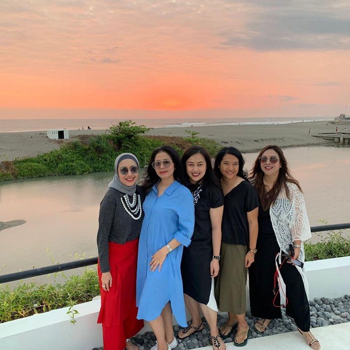 <p>Wanita yang akrab disapa Anggi ini juga sering traveling bersama teman-temannya. (Foto: Instagram @anggikdmn)</p>