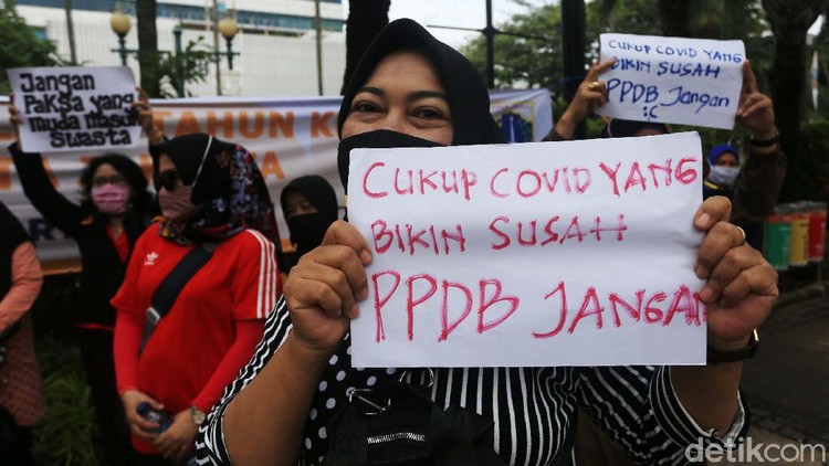 Pemprov DKI Jakarta mengeluarkan aturan penerimaan sekolah berdasarkan zonasi yang mengacu pada usia siswa. Aturan ini menuai sejumlah protes warga.